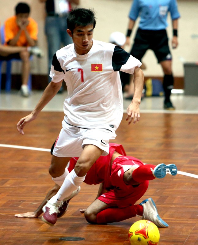 Ở trận đấu với Kuwait ngày bế mạc, tuyển Futsal Việt Nam (áo trắng) dù bị dẫn trước 2-0 nhưng đã thắng ngược 4-2.